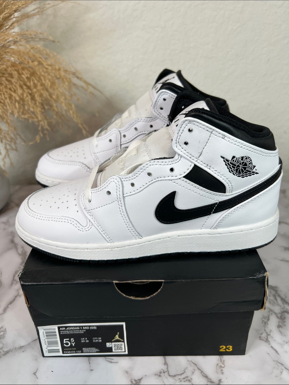Air Jordan 1 Mid (GS) Size 5.5 YOUTH = Size 7 Women’s - Picture 5 of 12